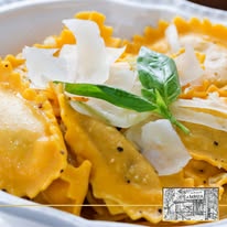 Tortelli con scaglie di grana e basilico