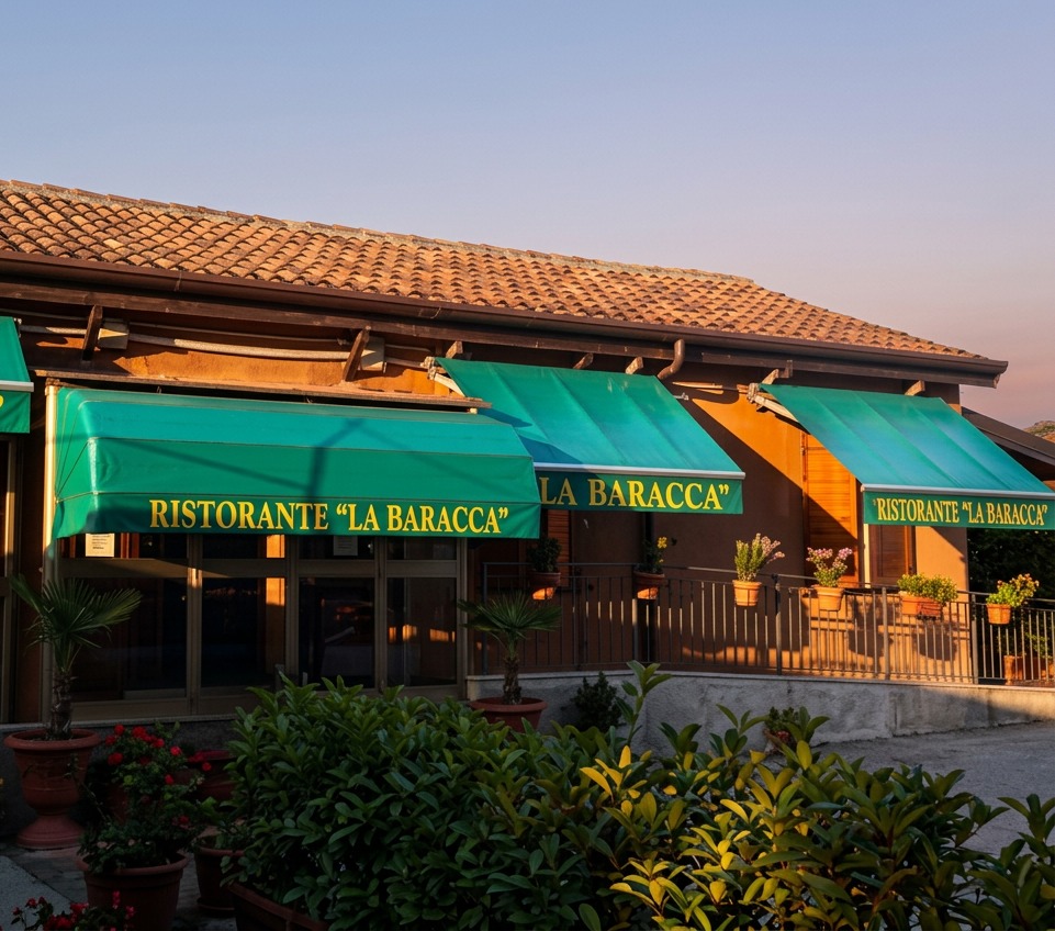 L'esterno del Ristorante La Baracca con le tende verdi e l'insegna