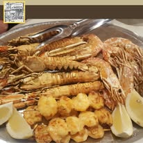 Grigliata mista di crostacei sul vassoio
