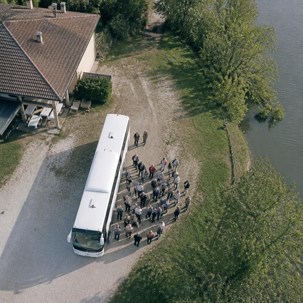 Vista dall'alto di un autobus e di un grande gruppo in sosta al Ristorante La Baracca